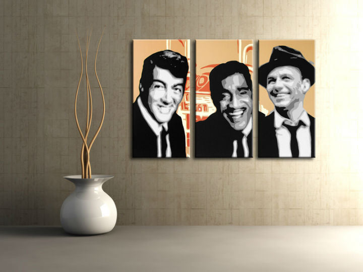 Pop art slika na platnu s motivom Rat Pack, priroda u belo-crvenih nijansama okačena u enterijeru dnevnog boravka, nostalgična atmosfera, muzička istorija – enterijer, pogled 2