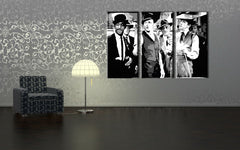 Pop art slika na platnu s motivom Rat Pack, priroda u belo-crvenih nijansama okačena u enterijeru dnevnog boravka, nostalgična atmosfera, muzička istorija – enterijer, pogled 3