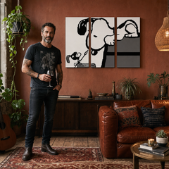 Ručno oslikana POP Art slika SNUPI 3 dela snoopy3 – слика у модерном мушком ентеријеру, lifestyle визуелизација. Доминантне боје: црна, бела, сива.