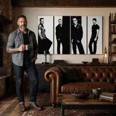 Ručno oslikana POP art slika U2 u crnoj boji od 4 dela U2 – слика у модерном мушком ентеријеру, lifestyle визуелизација. Доминантне боје: црна, бела, сива.