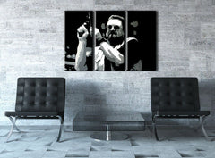 Pop art slika na platnu s motivom Big Lebowski u belo-sivih nijansama okačena u enterijeru dnevnog boravka, intenzivna atmosfera, snaga i moć | Ručno slikan POP Art slika Big Lebowski – enterijer, pogled 2