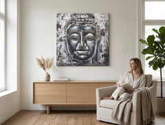 Ručno slikan slika na platnu s motivom BUDHA, Buddha u belo-sivih nijansama okačena u enterijeru dnevnog boravka, mirna atmosfera, duhovnost – enterijer