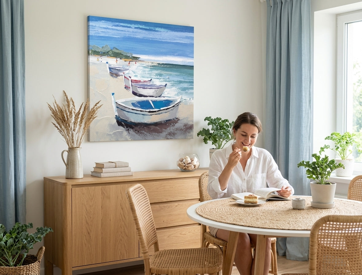 U boho stilu slika na platnu s motivom ČAMCI, plaža, okean, pejzaž, more i plaža u belo-bežih nijansama okačena u enterijeru dnevnog boravka | Slikana slika za zid ČAMCI – enterijer