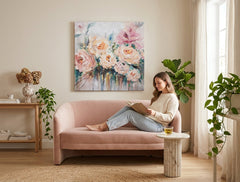 Pop art slika na platnu s motivom ruže, cveće, mapa, priroda u ružičasto-zelenih nijansama okačena u enterijeru dnevnog boravka, romantična atmosfera – enterijer