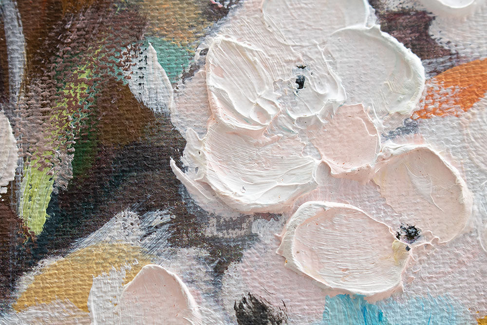 Ručno slikan slika na platnu s motivom CVEĆE VO VAZE, cveće, vaza, priroda u belo-bežih nijansama, mirna atmosfera, priroda i prolećna atmosfera – proizvod, pogled 4