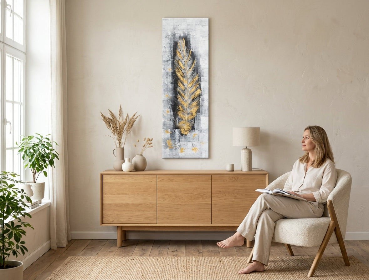 U skandinavskom stilu slika na platnu s motivom LIST, pero, priroda u belo-sivih nijansama okačena u enterijeru hodnika, elegantna atmosfera – enterijer