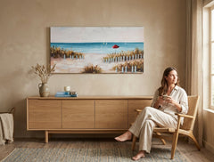 U boho stilu slika na platnu s motivom PLAŽA, okean, more i plaža u belo-bežih nijansama okačena u enterijeru spavaće sobe, mirna atmosfera, primorski život – enterijer