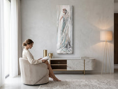Ručno slikan slika na platnu s motivom ŽENA u belo-kremih nijansama okačena u enterijeru spavaće sobe, eterična atmosfera, elegancija i ljubav – enterijer