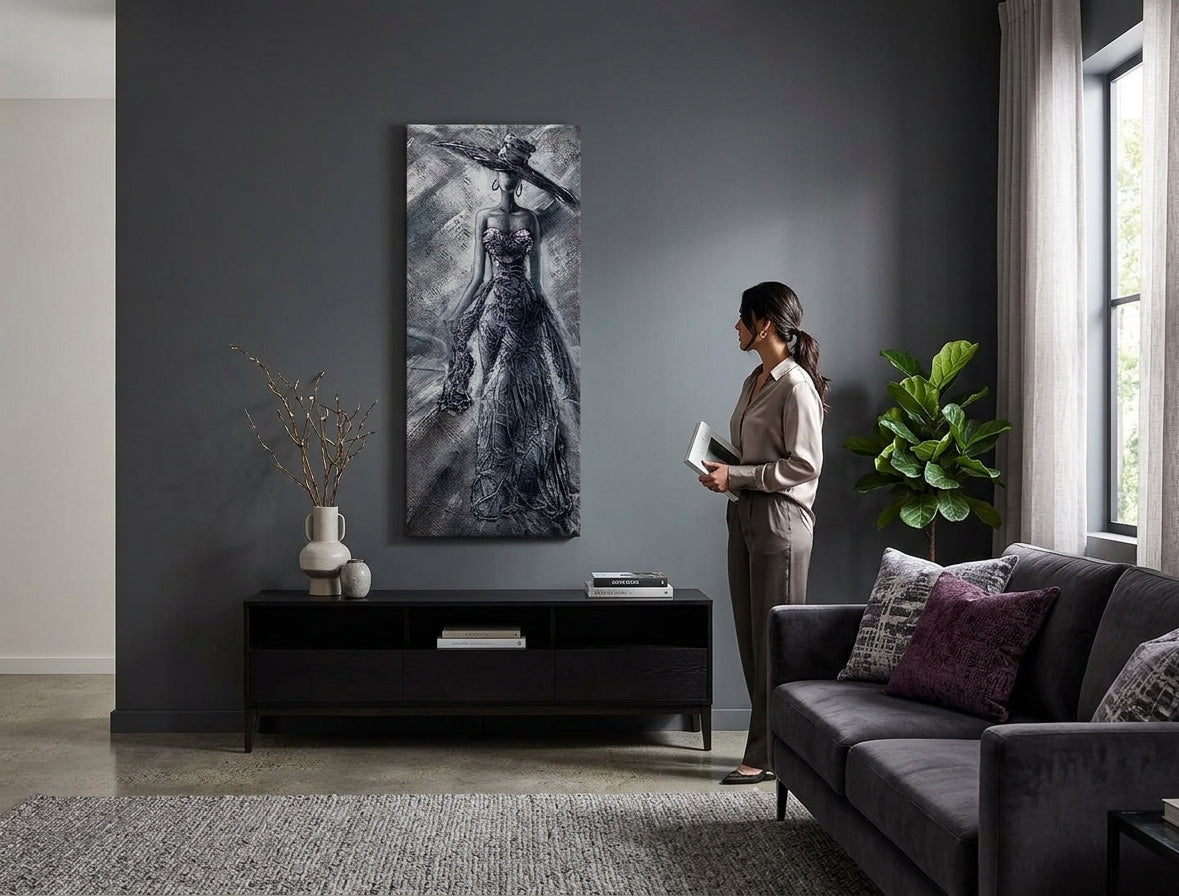 Ručno slikan slika na platnu s motivom ŽENA u ljubičasto-sivih nijansama okačena u enterijeru spavaće sobe, elegantna atmosfera, elegancija i tajna – enterijer