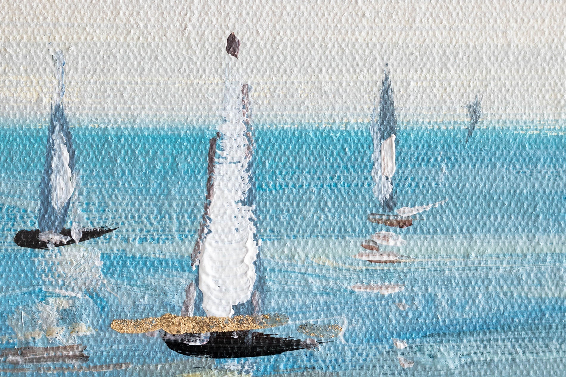 Prikaz donjeg dela ručno slikane slike BRODOVI 70x70 cm, sa fokusom na potpis umetnika ili specifične detalje motiva brodova na platnu.