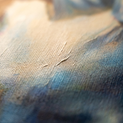 Makro detalj ručno oslikanih impasto poteza akrilnom bojom na površini slike, vidljiva tekstura i reljef — Papilora Crafted for Home.