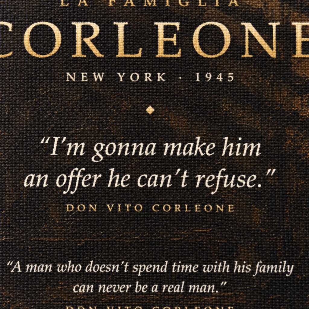 Detalj slike Kum koji prikazuje natpis La Famiglia Corleone i čuveni citat iz filma o ponudi koja se ne odbija.