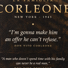 Detalj slike Kum koji prikazuje natpis La Famiglia Corleone i čuveni citat iz filma o ponudi koja se ne odbija.