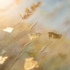 Makro detalj ručno oslikanih impasto poteza akrilnom bojom na površini cveća, vidljiva tekstura i reljef — Papilora Crafted for Home.