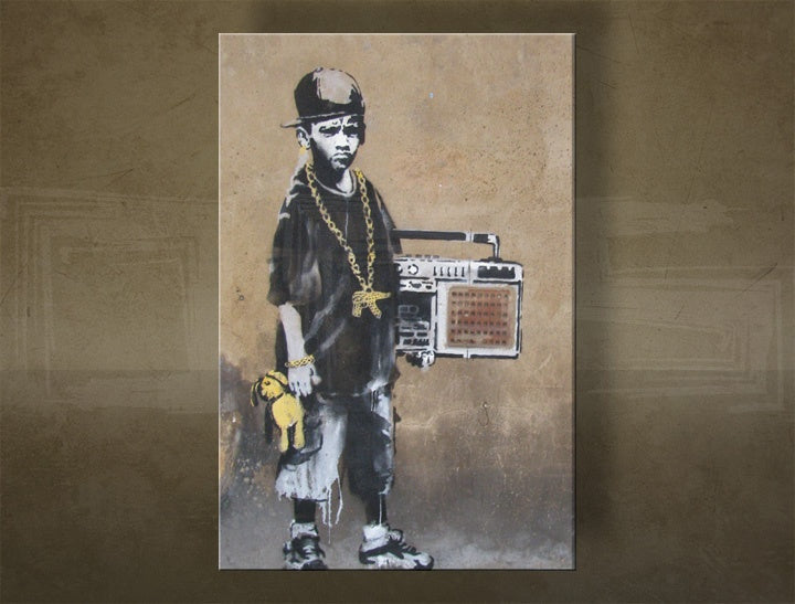 U boho stilu slika na platnu s motivom Street ART – Banksy, more i plaža u ljubičasto-plavih nijansama, gradski život i detinjstvo, višedelna izvedba – glavna