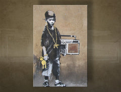 U boho stilu slika na platnu s motivom Street ART – Banksy, more i plaža u ljubičasto-plavih nijansama, gradski život i detinjstvo, višedelna izvedba – glavna