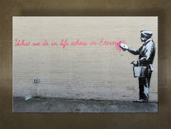 Klasičan slika na platnu s motivom Street ART – Banksy, muškarac u odelu, pejzaž, more i plaža u ljubičasto-plavih nijansama, kontemplativna atmosfera – glavna