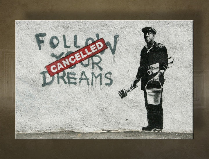 U boho stilu slika na platnu s motivom Street ART – Banksy, grafiti, pejzaž, more i plaža u ljubičasto-plavih nijansama, višedelna izvedba – glavna