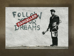 U boho stilu slika na platnu s motivom Street ART – Banksy, grafiti, pejzaž, more i plaža u ljubičasto-plavih nijansama, višedelna izvedba – glavna