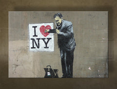Klasičan slika na platnu s motivom Street ART – Banksy, muškarac u odelu, pejzaž, more i plaža u ljubičasto-plavih nijansama, gradski život, višedelna izvedba – glavna