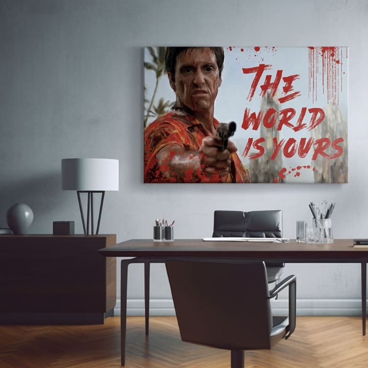 Pop art slika na platnu s motivom Krvavý Tony Montana so zbraňou v ruke, pejzaž u belo-crvenih nijansama, snaga i moć | Scarface slika na platnu Krvavý Tony Montana so zbraňou v ruke – proizvod