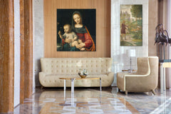 Vintage slika na platnu s motivom REPRODUKCIA – Leonardo da Vinci, cvet, mapa, religiozni motiv u plavo-crvenih nijansama okačena u enterijeru dnevnog boravka – enterijer