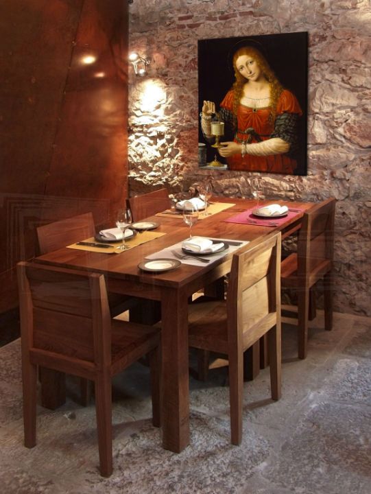 Vintage slika na platnu s motivom REPRODUKCIA – Leonardo da Vinci, mapa u zlatno-crvenih nijansama okačena u enterijeru dnevnog boravka, svečana atmosfera – enterijer