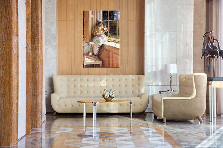 Vintage slika na platnu s motivom SUNSHINE - Lawrence Alma-Tadema, okno, bašta, šešir, mapa u višebojnih nijansama okačena u enterijeru dnevnog boravka – enterijer