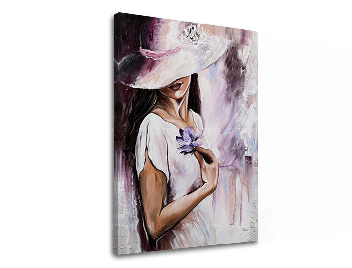 Moderan slika na platnu s motivom ŽENA, šešir, cvet, haljina, kosa u belo-ljubičastih nijansama, elegantna atmosfera, elegancija i priroda, pogodan za hodnika – proizvod