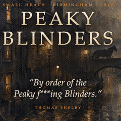 Detaljan prikaz platna sa natpisom Peaky Blinders i citatom By order of the Peaky Blinders u visokoj rezoluciji i jasnim bojama.