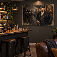 Slika sa motivom Peaky Blinders postavljena iznad kućnog bara sa viskijem, stvarajući sofisticiranu atmosferu u muškom kutku.