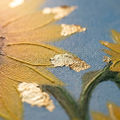 Makro detalj ručno oslikanih impasto poteza akrilnom bojom na površini cvetova, vidljiva tekstura i reljef — Papilora Crafted for Home.