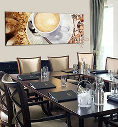 Geometrijski slika na platnu s motivom šolja kafe u bež-smeđih nijansama okačena u enterijeru dnevnog boravka, ugodna atmosfera | Cup of coffee – enterijer