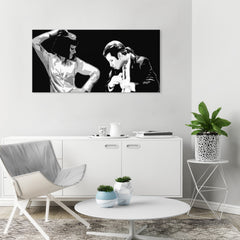 Pop art slika na platnu s motivom Pulp Fiction, muškarac u odelu, priroda u belo-crnih nijansama, dramatična atmosfera, pogodan za kancelarije – glavna