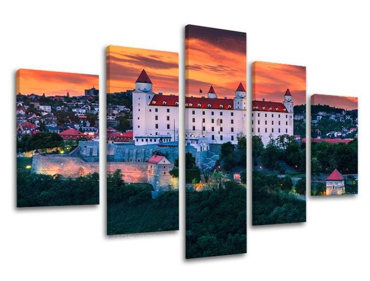 Klasičan slika na platnu s motivom SLOVAČKA, zamak, zalazak sunca, panorama grada, drveće u belih nijansama, mirna atmosfera, višedelna izvedba – glavna