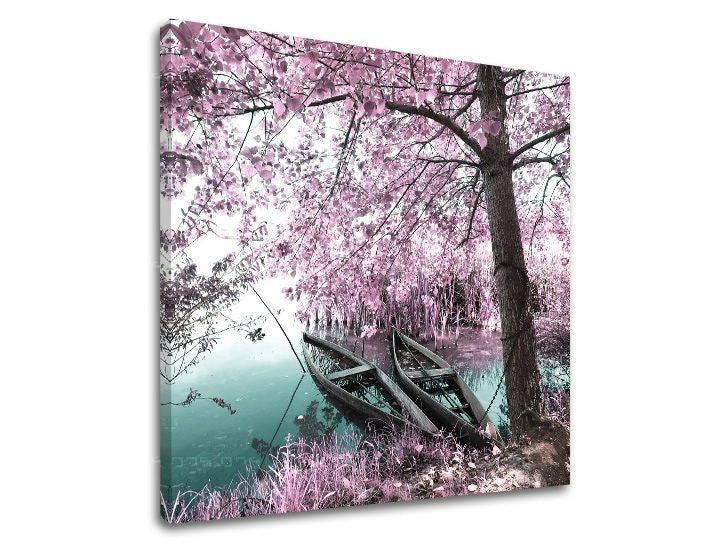 U boho stilu slika na platnu s motivom drveće, pejzaž, cveće, priroda u ružičastih nijansama, mirna atmosfera, priroda i samoća, pogodan za spavaće sobe – glavna