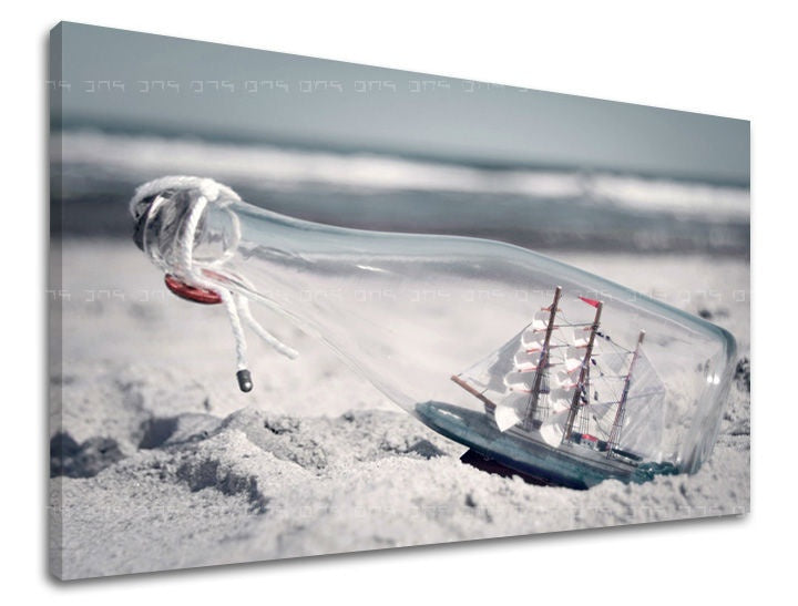 U boho stilu slika na platnu s motivom inspirativni motiv, more i plaža u belo-plavih nijansama, mirna atmosfera, avantura i snovi, pogodan za dnevnog boravka – glavna