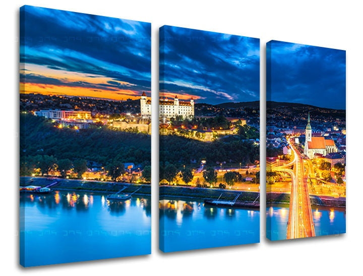 Klasičan slika na platnu s motivom SLOVAČKA, zamak, reka, most, zalazak sunca u plavo-zlatnih nijansama, mirna atmosfera, gradski život, trodelna izvedba – glavna