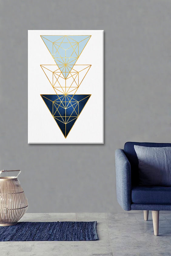 Geometrijski slika na platnu s motivom Contrast & Emotion, mapa, priroda u belo-plavih nijansama okačena u enterijeru dnevnog boravka, sofisticirana atmosfera – enterijer