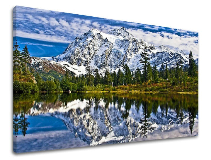 Pop art slika na platnu s motivom jezero, oblaci, pejzaž u belo-plavih nijansama, mirna atmosfera, priroda i divljina, pogodan za dnevnog boravka – glavna