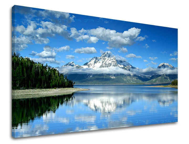 Klasičan slika na platnu s motivom planine, jezero, oblaci, pejzaž, priroda u belo-plavih nijansama, mirna atmosfera, priroda i divljina, pogodan za dnevnog boravka – glavna