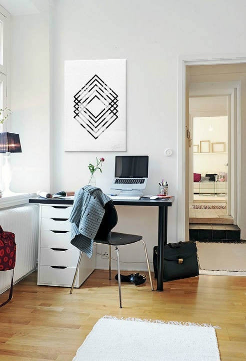 U skandinavskom stilu slika na platnu s motivom Sky in Dimension, priroda u belo-crnih nijansama okačena u enterijeru radne sobe | Slika za zid Sky in Dimension – enterijer