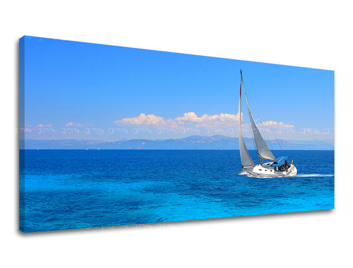 Klasičan slika na platnu s motivom PANORAMA PLAŽA, jedrilica, okean, nebo, planine u belo-plavih nijansama, mirna atmosfera, pogodan za radne sobe – glavna
