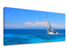 Klasičan slika na platnu s motivom PANORAMA PLAŽA, jedrilica, okean, nebo, planine u belo-plavih nijansama, mirna atmosfera, pogodan za radne sobe – glavna