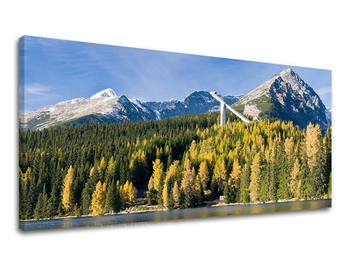 U boho stilu slika na platnu s motivom PANORAMA SLOVAČKA, planine, šuma, reka, nebo u belo-plavih nijansama, mirna atmosfera, pogodan za dnevnog boravka – glavna