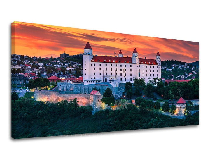Klasičan slika na platnu s motivom PANORAMA SLOVAČKA, zamak, panorama grada, zalazak sunca, nebo u belo-narandžastih nijansama, pogodan za kancelarije – glavna