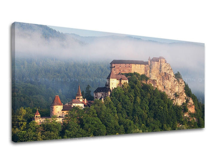 Klasičan slika na platnu s motivom PANORAMA SLOVAČKA, zamak, šuma, izmaglica, arhitektura u sivo-zelenih nijansama, mirna atmosfera, pogodan za dnevnog boravka – glavna