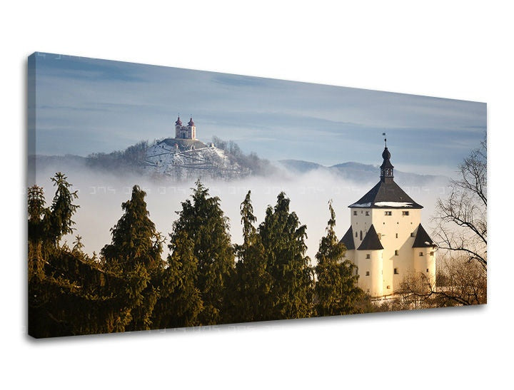 Klasičan slika na platnu s motivom PANORAMA SLOVAČKA, magla, nebo, arhitektura, dečji motiv u belo-zelenih nijansama, mirna atmosfera – glavna
