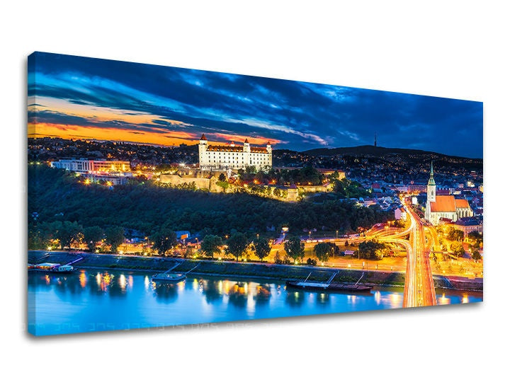 Klasičan slika na platnu s motivom PANORAMA SLOVAČKA, zamak, reka, most, zalazak sunca u plavo-narandžastih nijansama, mirna atmosfera, pogodan za kancelarije – glavna