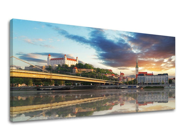 Klasičan slika na platnu s motivom PANORAMA SLOVAČKA, zamak, reka, most, arhitektura u plavo-narandžastih nijansama, mirna atmosfera, pogodan za hodnika – glavna